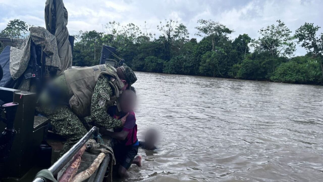 Rescate de dos menores de edad en el río Atrato.