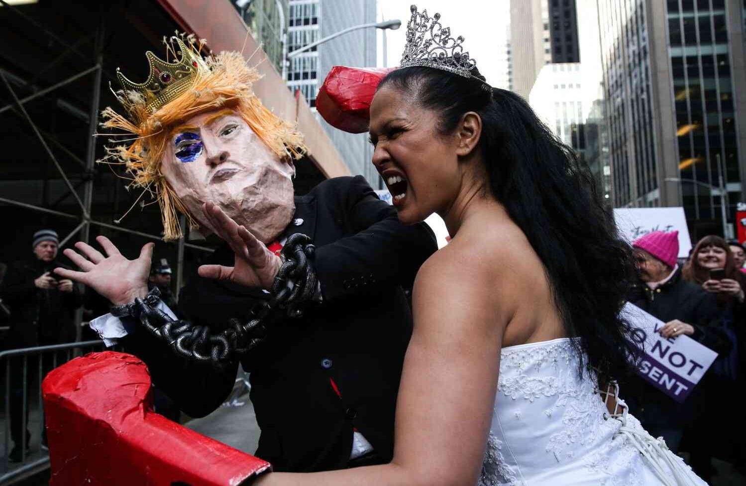 La "Marcha de Mujeres", que tuvo lugar en la ciudad de Nueva York, fue una manifestación contra el presidente de los Estados Unidos, Donald Trump.   (Amr Alfiky - Agencia Anadolu).