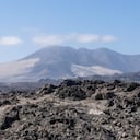 Formaciones rocosas volcánicas junto a la Carretera Panamericana a lo largo de la costa del Pacífico en el desierto de Atacama de Chile.