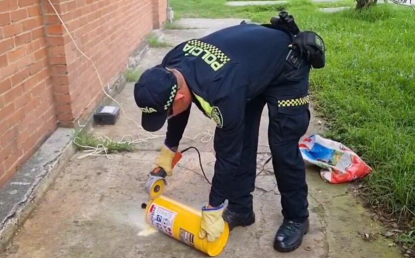 El canino antinarcóticos detectó 12 kilos de marihuana que iban para Leticia, escondidos en extintores amarillos.