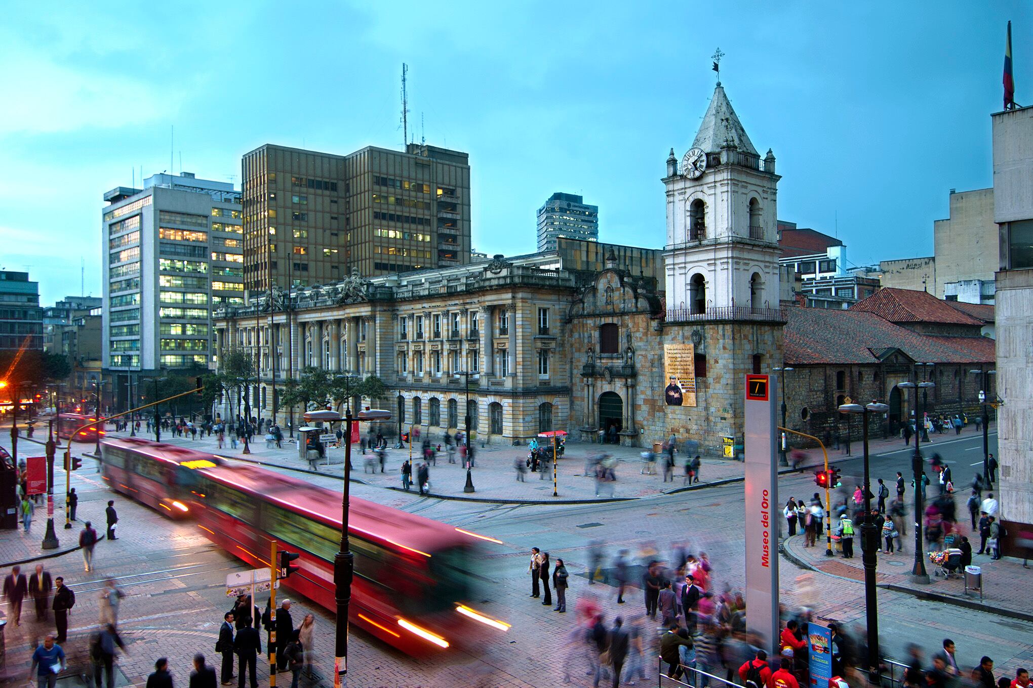 Estación Transmilenio Museo de Oro centro de Bogotá, gente caminando. Calles del centro