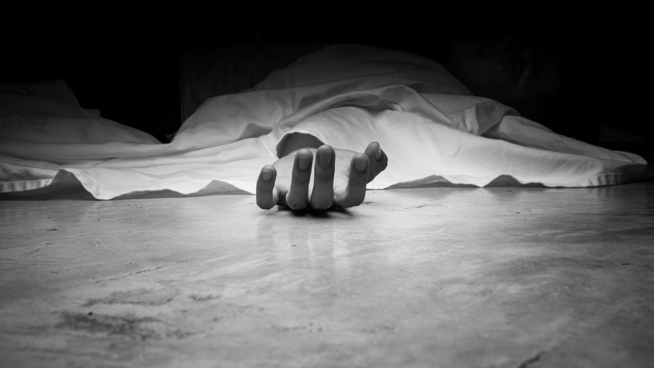 El hombre apareció tendido en el suelo