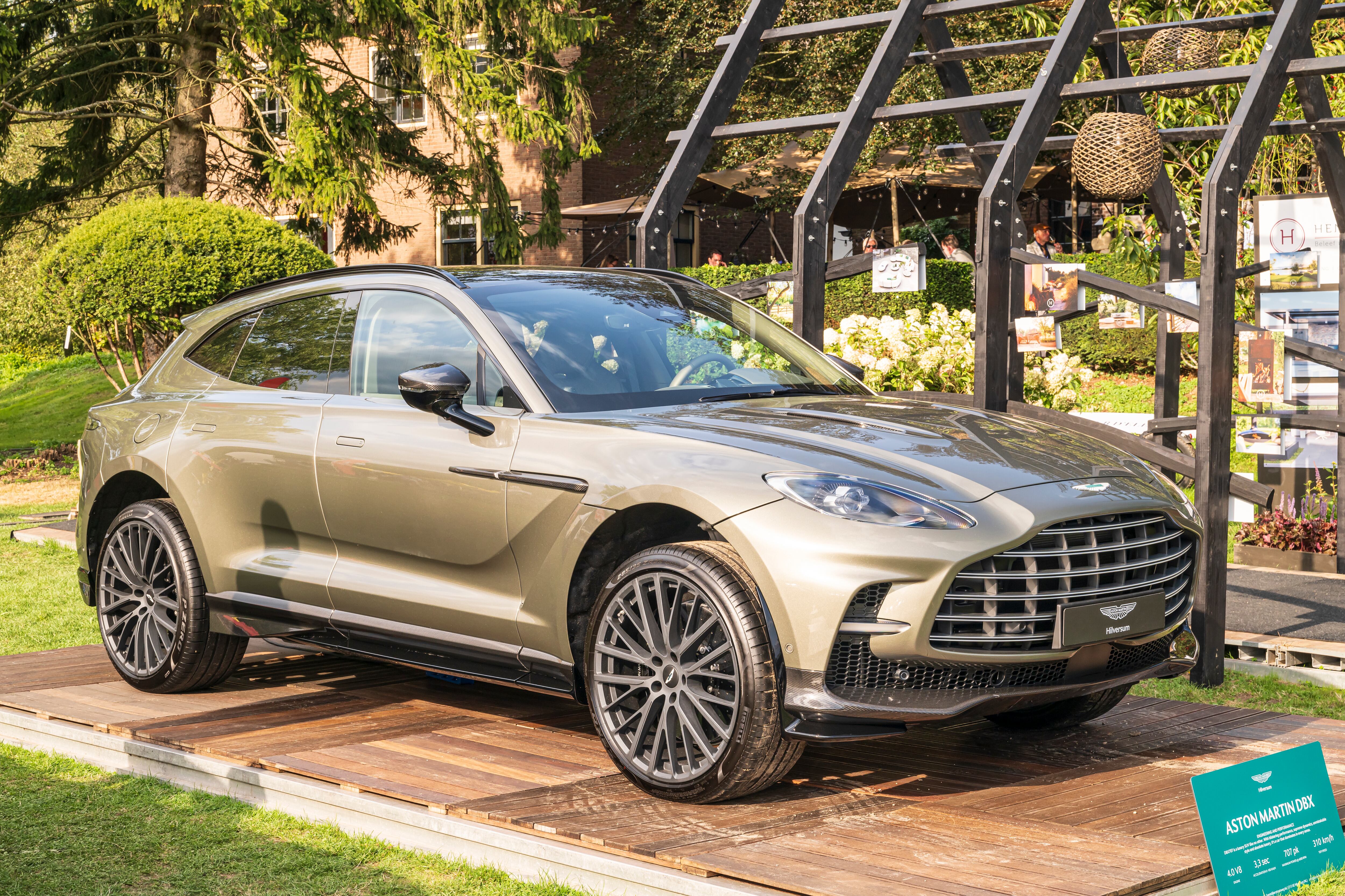 Neymar cuenta con una lujosa flota de vehículos que no podrá llevar a Brasil.