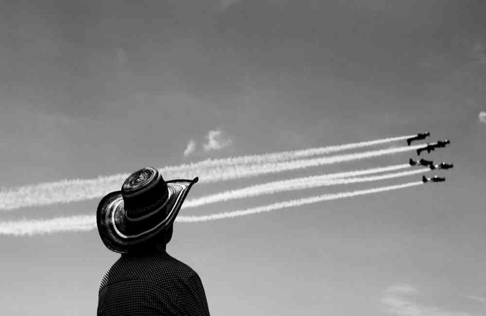 Uno de los más de 60.000 espectadores que asistieron a la Feria Aeronáutica en 2017 (Aeropuerto José María Córdova, Rionegro, Antioquia).- Diego Zuluaga.