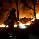 En esta imagen del folleto publicada por la Unidad Militar de Emergencias (UME) el 18 de agosto de 2023, un bombero de la UME combate un incendio forestal en la parte noreste de la isla canaria de Tenerife. El incendio forestal que ha arrasado cerca de 4.000 hectáreas en la isla española de Tenerife, frente a la costa occidental de África, ha comenzado hoy a "normalizarse", tras 48 horas de propagación descontrolada e impredecible debido a las complejas condiciones meteorológicas. Este incendio forestal ha movilizado a más de 250 bomberos, 16 aviones pero también a más de 200 efectivos de la Unidad Militar de Emergencias (UME) del Ministerio de Defensa, que interviene en los incendios más preocupantes de España. (Foto by Handout/UME/AFP).