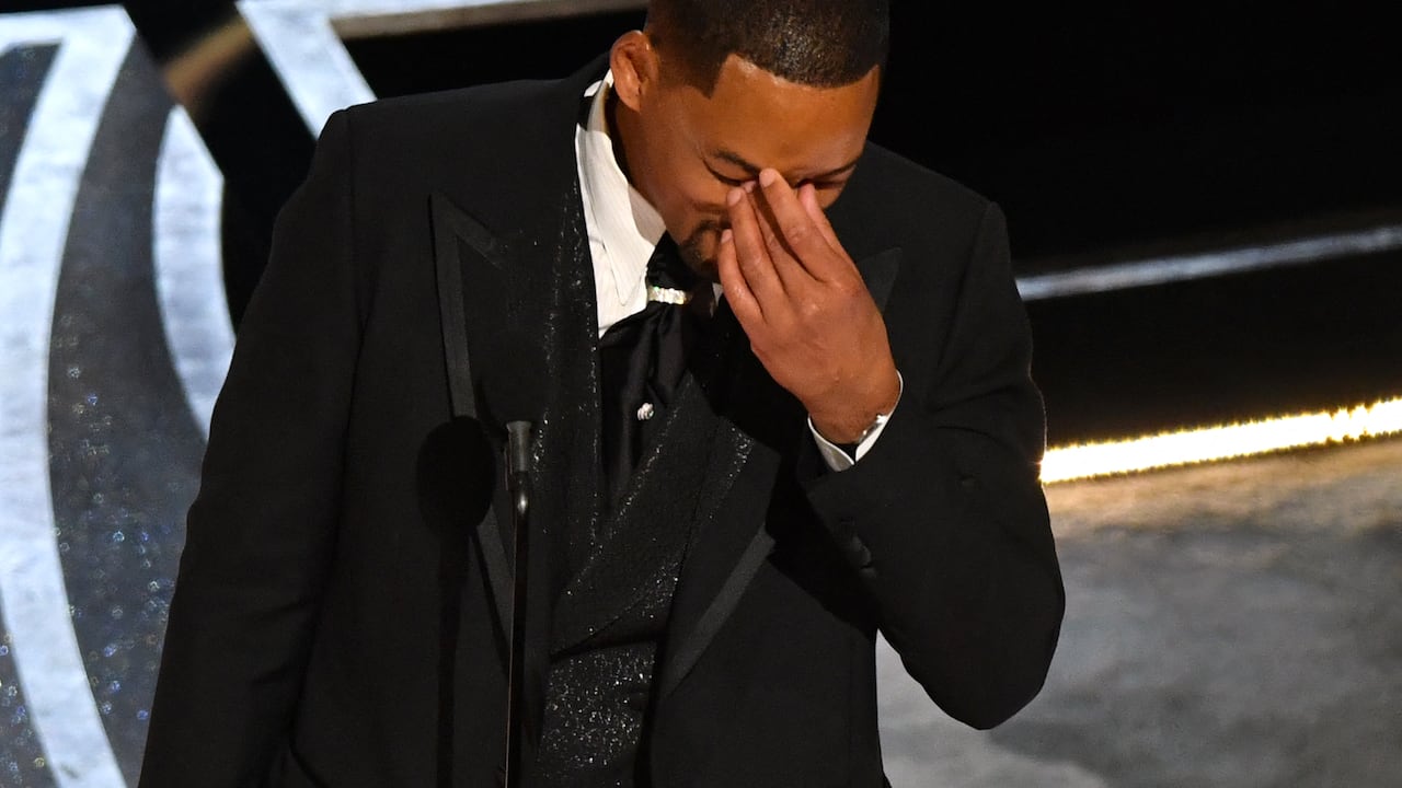 En esta foto de archivo tomada el 27 de marzo de 2022, el actor estadounidense Will Smith acepta el premio al Mejor Actor en un papel principal por "King Richard" en el escenario durante la 94ª entrega de los Óscar en el Dolby Theatre de Hollywood, California.