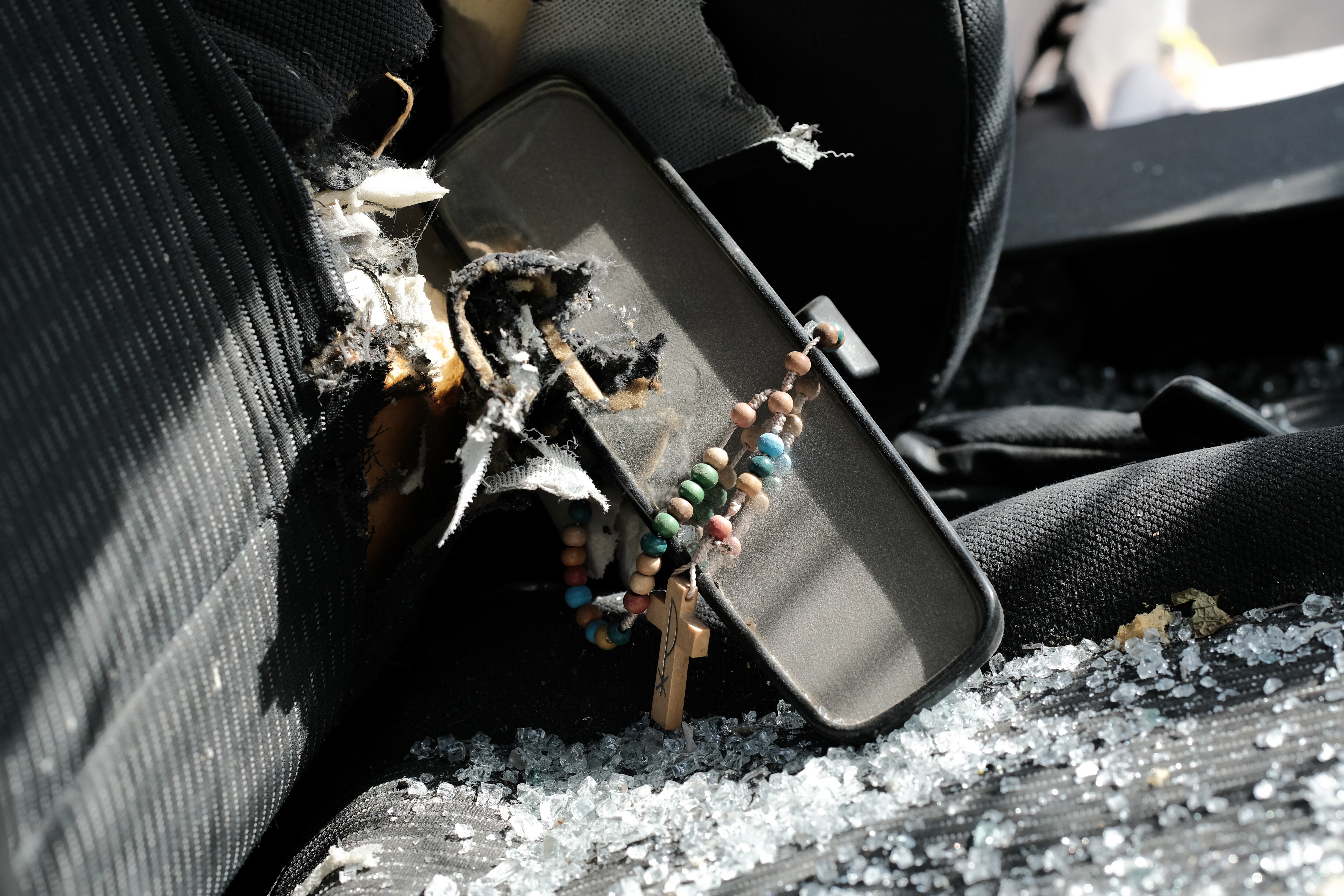 Adornos en el espejo retrovisor pueden distraer al conductor y limitar la visión.