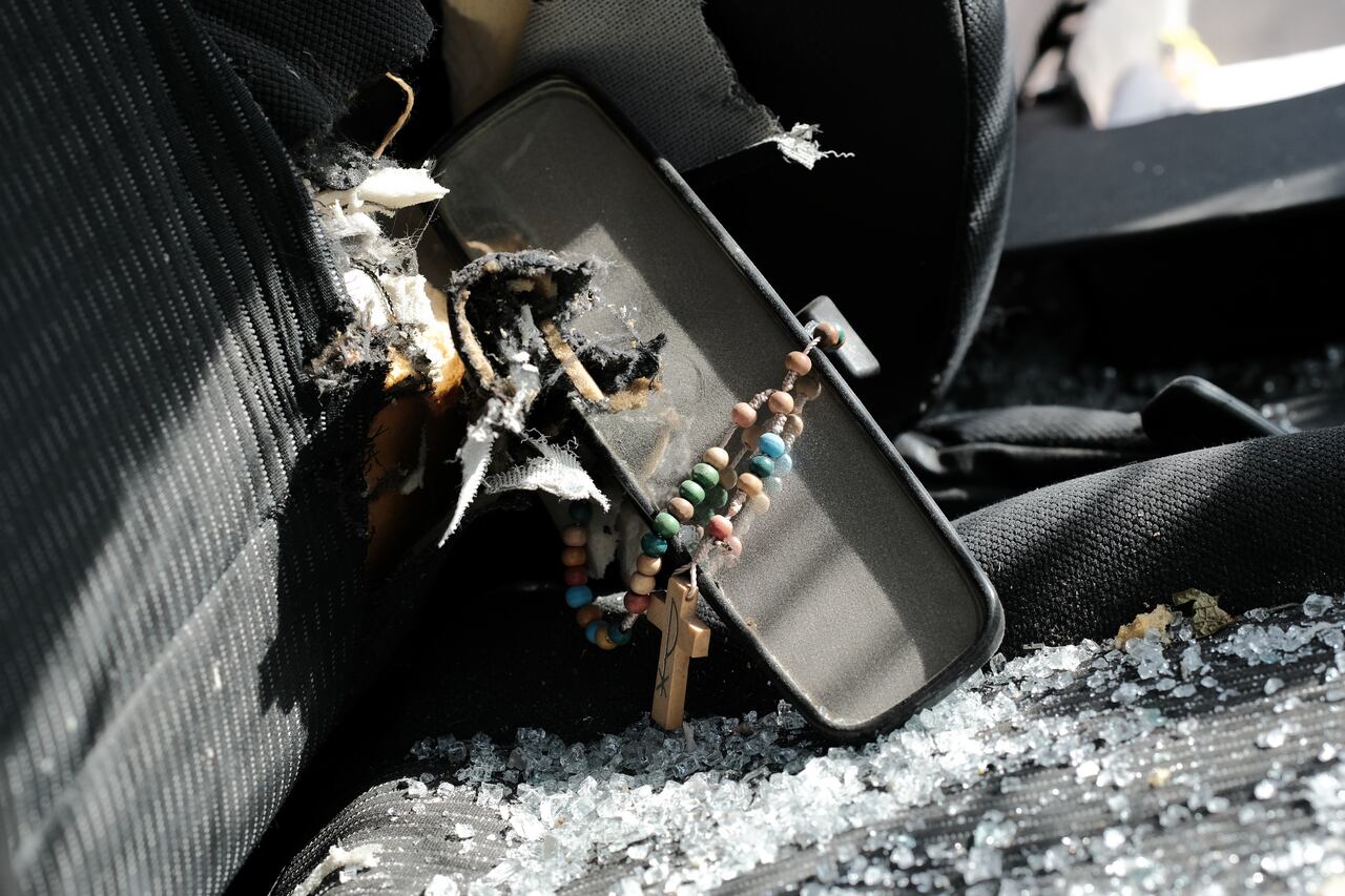 Adornos en el espejo retrovisor pueden distraer al conductor y limitar la visión.