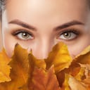 Algunos remedios caseros pueden ayudar a disminuir los párpados caídos.