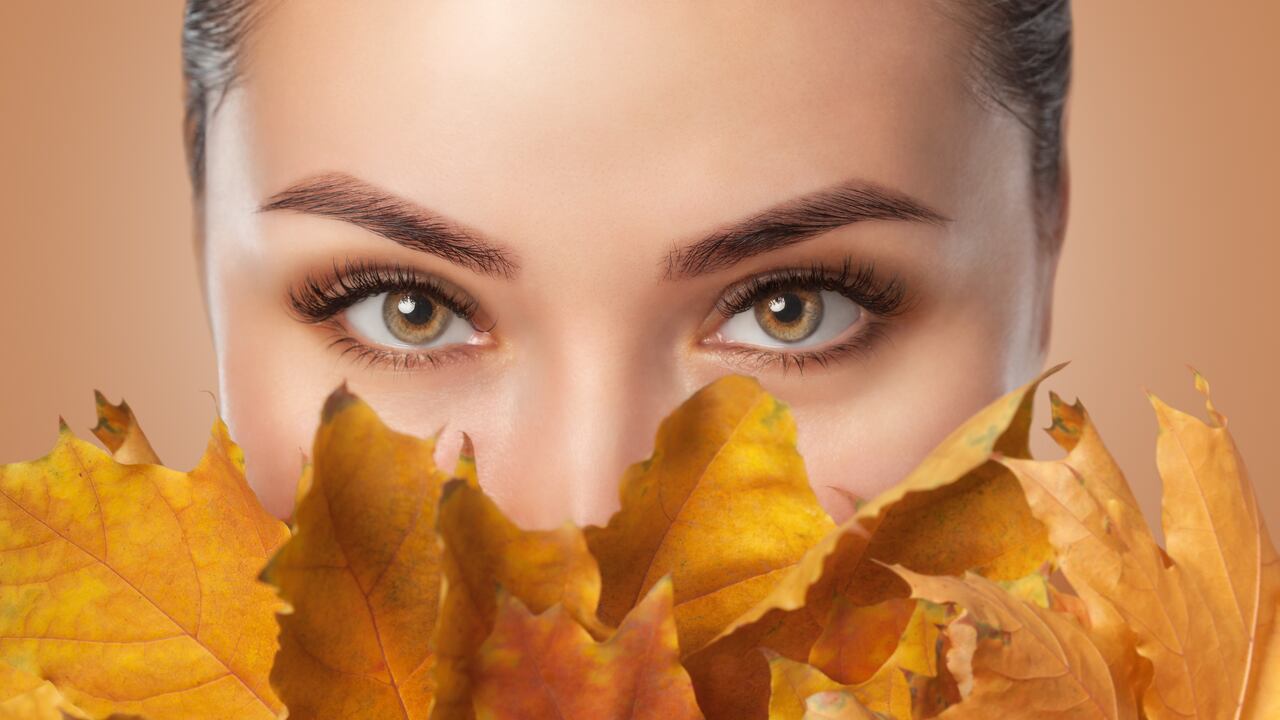 Algunos remedios caseros pueden ayudar a disminuir los párpados caídos.