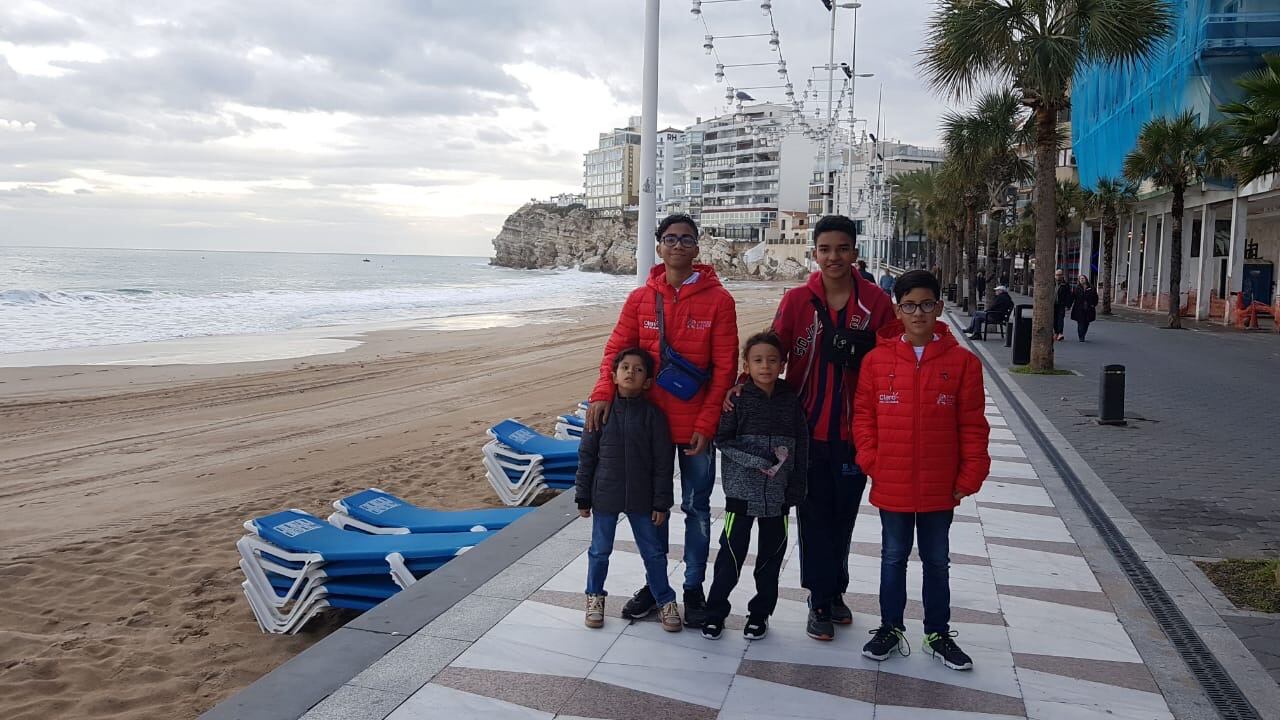 Jarett Díaz Ávila (sudadera con tono verde en el pantalón) en Europa junto a otros compañeros