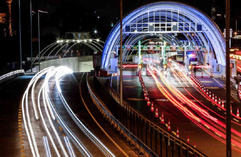 Turquía, Túnel Eurasia: Tiempo de entrega: 6 años (2011– 2016). Costo: 1.245 millones de dólares. Descripción: Se trata de un corredor submarino de dos niveles y cinco kilómetros  de largo. Comunica a Asia y Europa por el estrecho del Bósforo y por él pasan unos 100.000 vehículos a diario. Es el túnel subacuático a mayor profundidad del mundo (106 metros bajo el agua).