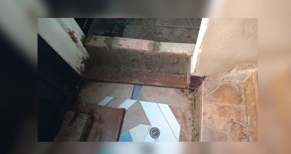 Las familias se vieron obligadas a poner ladrillos con cementos para evitar que las aguas se rebosaran aún más.