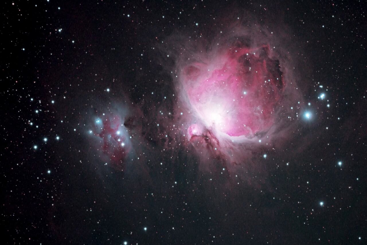 M42, la Nebulosa de Orión, es destacada por su impresionante formación de estrellas.