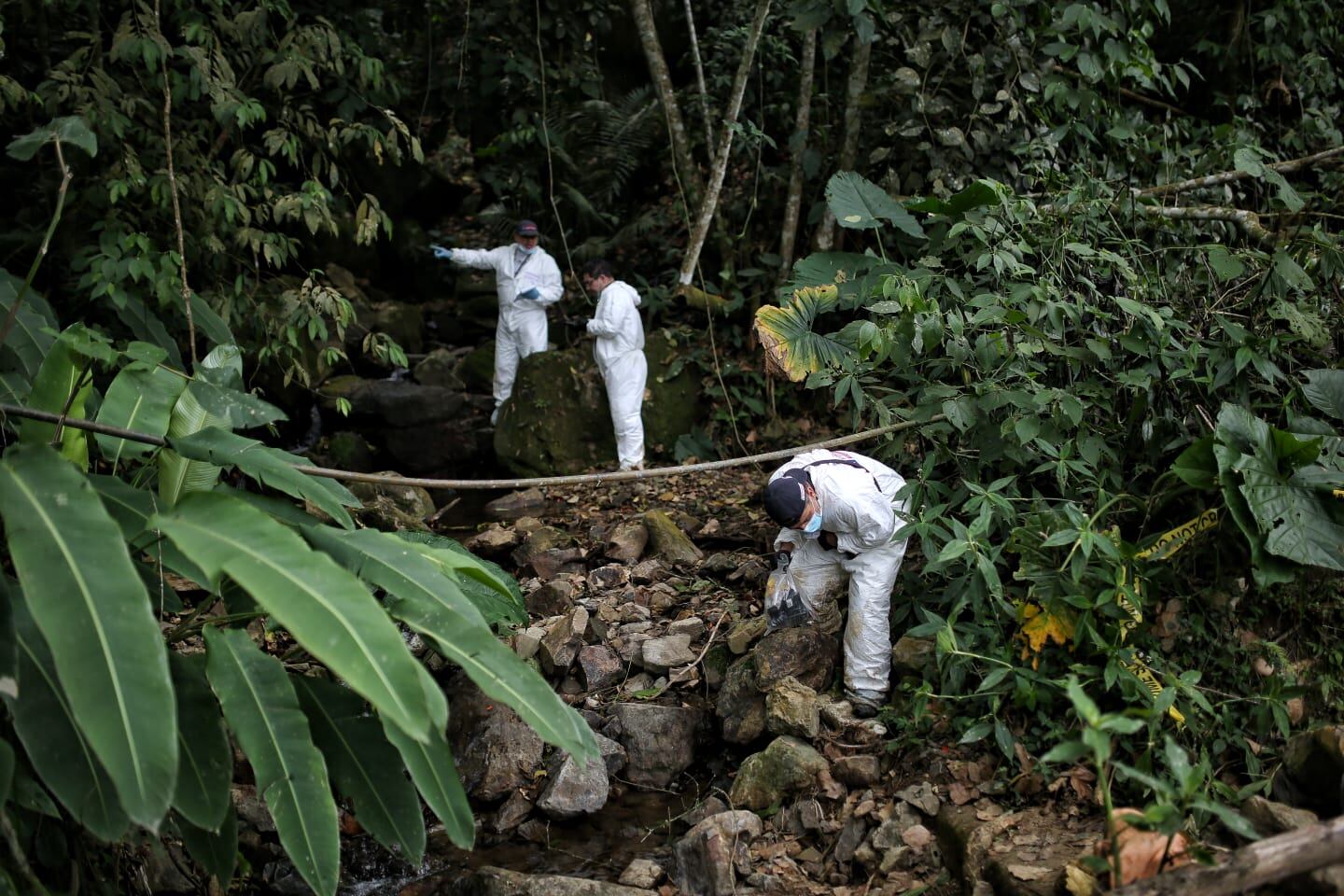 Levantamiento cuerpos y pruebas fiscalía atentado policías Huila