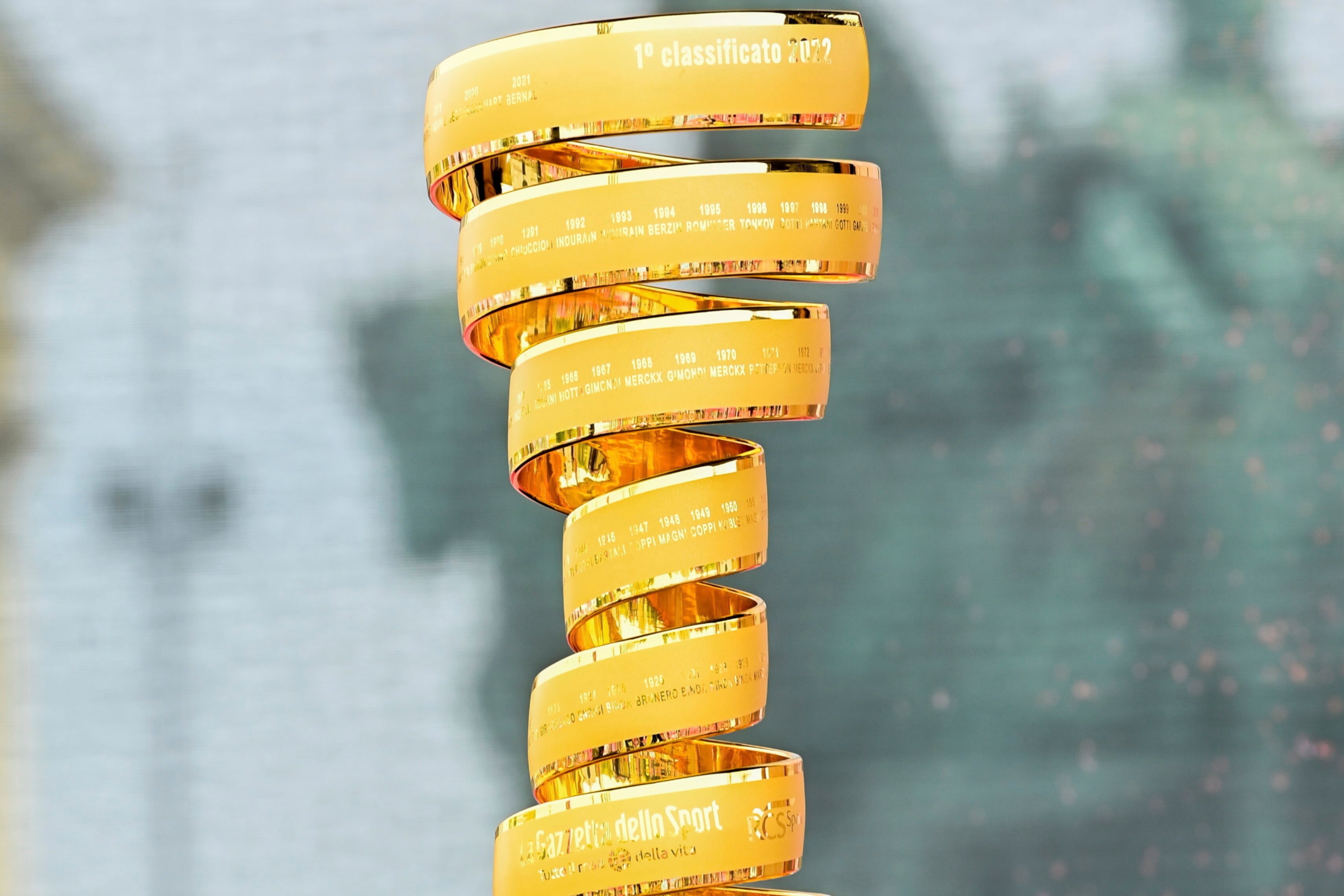 El trofeo 'Senza Fine' el cual recibe el campeón del Giro de Italia - Foto: AP