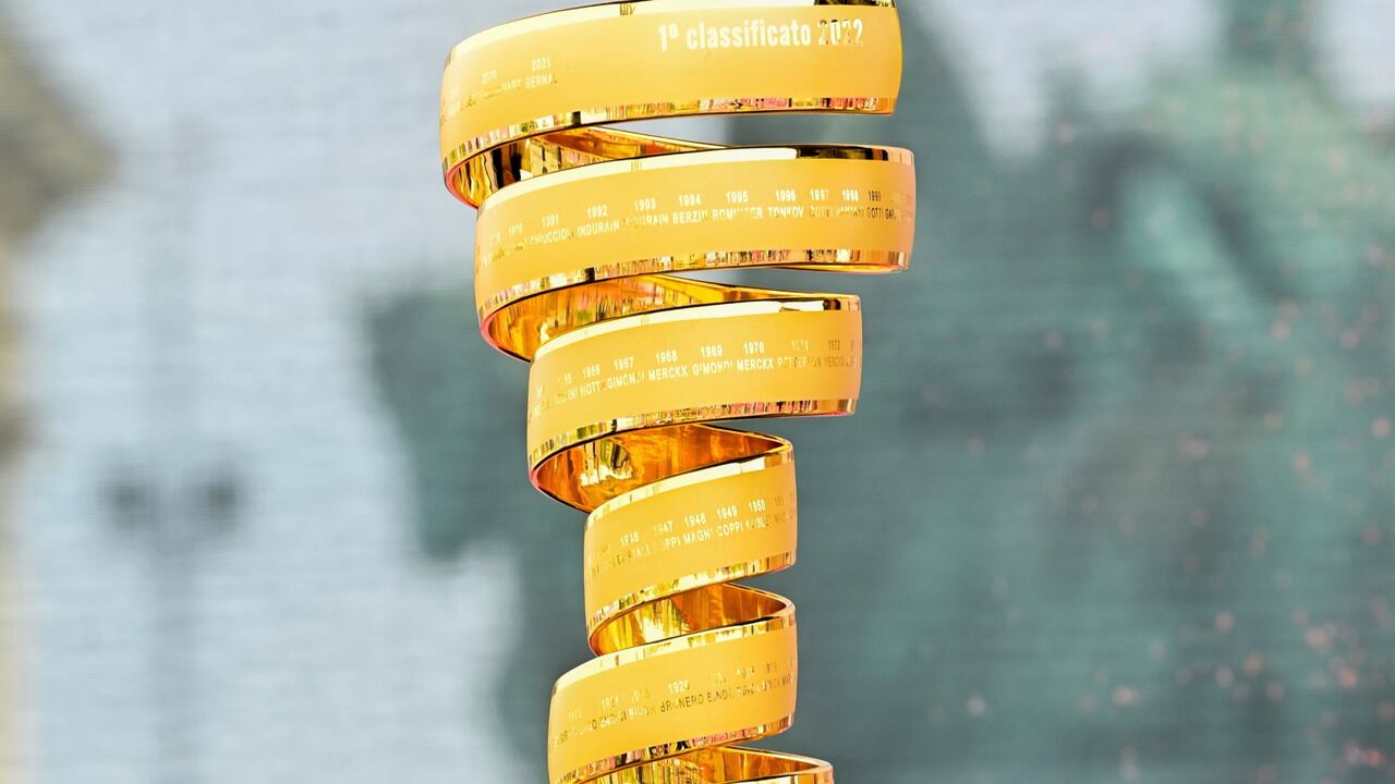 El trofeo 'Senza Fine' el cual recibe el campeón del Giro de Italia - Foto: AP