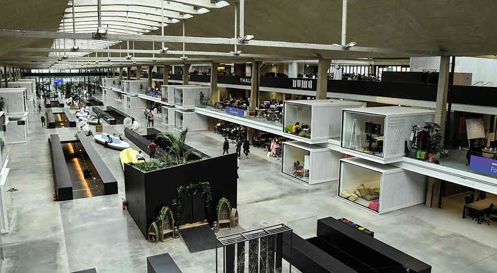 Instalaciones de la incubadora Station F, ubicada en París.