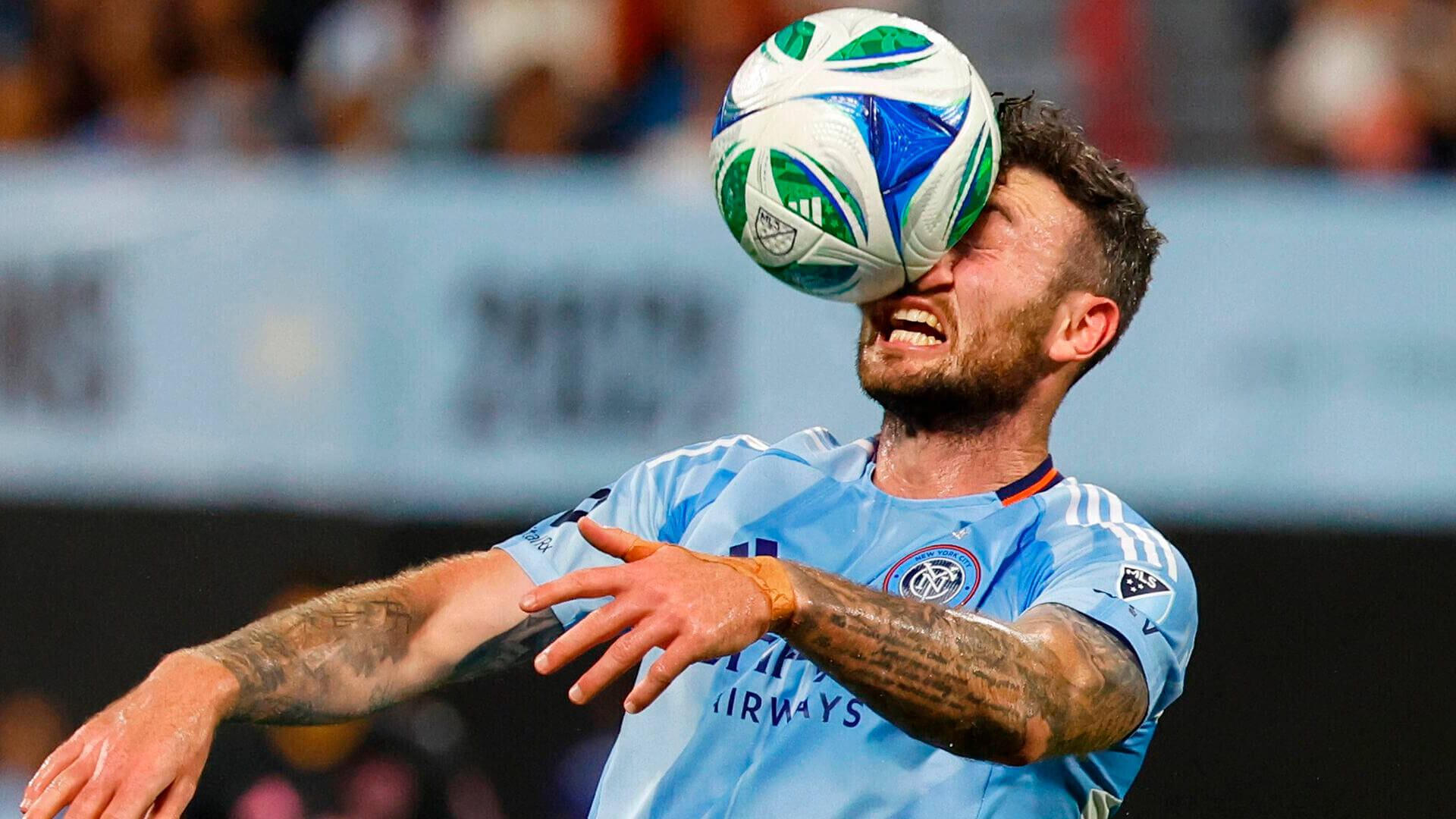 El centrocampista del New York City FC, Aiden O'Neill (21 años), cabecea el balón durante la primera mitad de un partido de fútbol de la MLS contra el Inter Miami, el miércoles 24 de septiembre de 2025, en Nueva York.