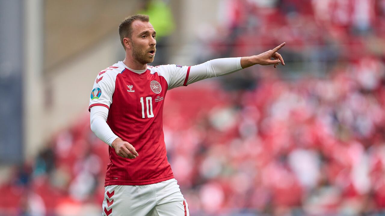 COPENHAGUE, DINAMARCA - 12 DE JUNIO: Christian Eriksen de Dinamarca hace gestos durante el partido del Grupo B de la UEFA EURO 2020 entre Dinamarca y Finlandia en el estadio Parken el 12 de junio de 2021 en Copenhague, Dinamarca. (Foto de Lars Ronbog / FrontZoneSport a través de Getty Images)