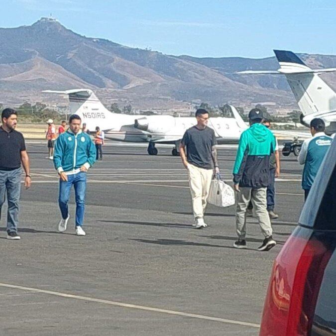 James en el aeropuerto de León, México. La foto fue publicada por el periodista Chavo Osegura, y terminaría con los rumores: el volante estaría a horas de ser anunciado en el Club León.