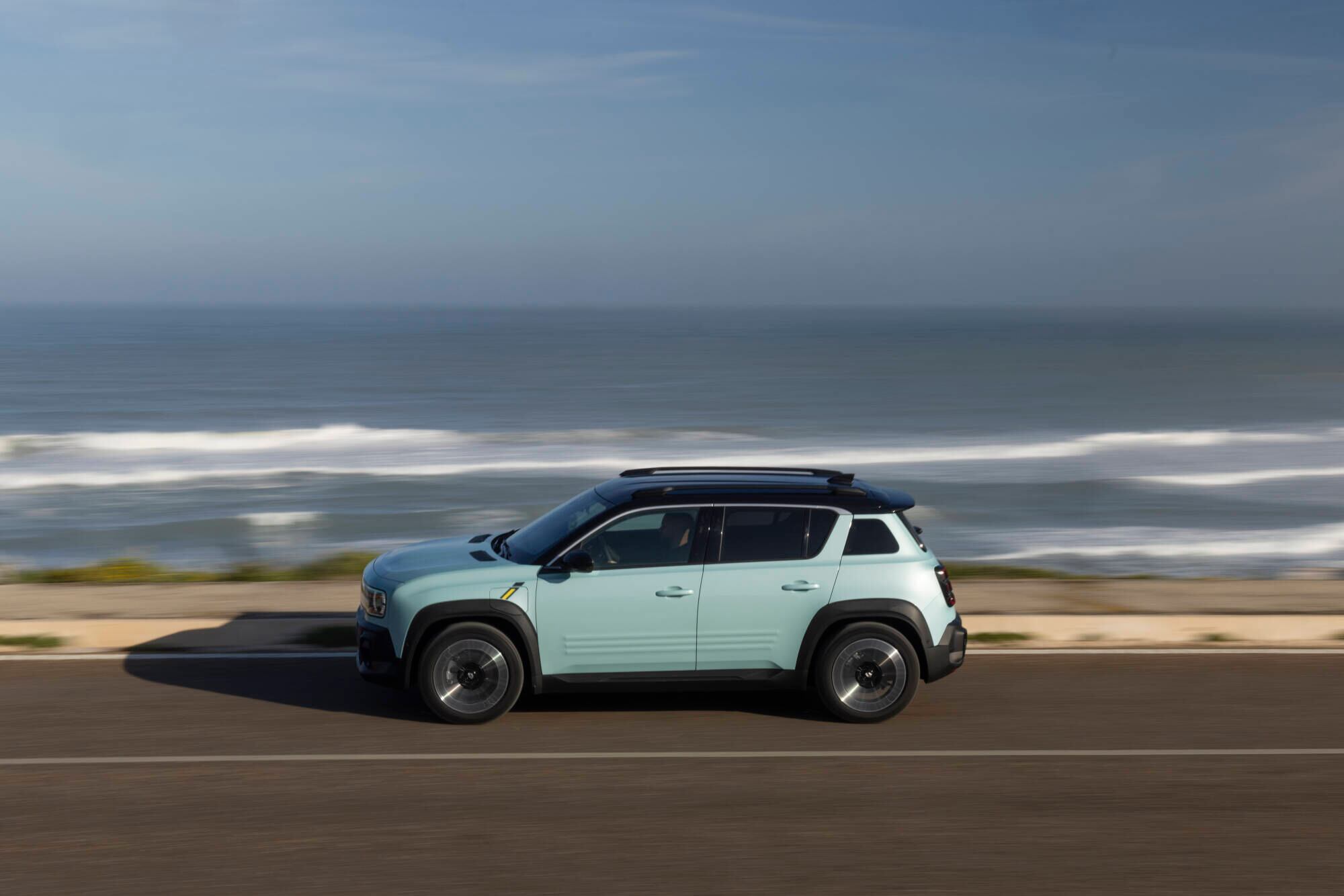 El nuevo Renault 4 E-Tech ya tuvo sus primeras pruebas de manejo y sorprendió por sus capacidades.