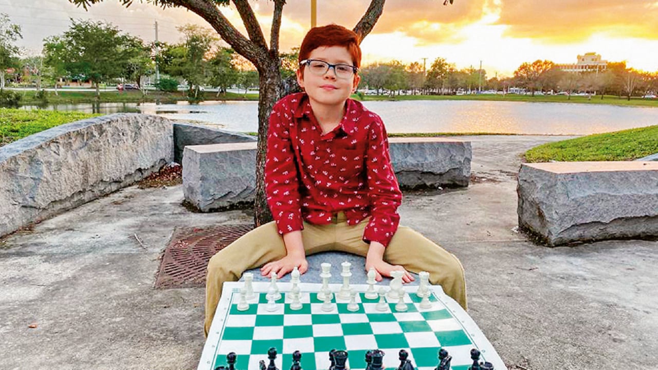 A su corta edad ha participado en 70 torneos presenciales y desde los 5 años viene derrotando a rivales que llevan más de medio siglo en el deporte.