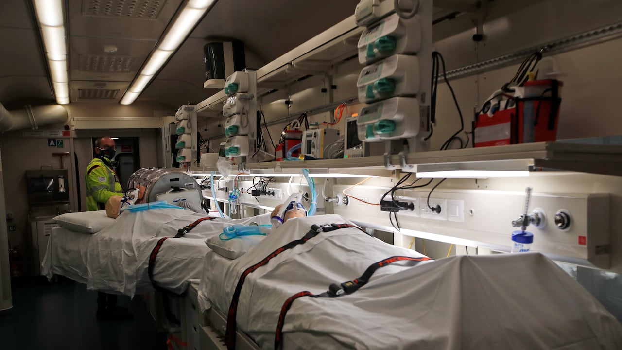 El personal de protección civil espera junto a maniquíes en camas de hospital dentro de un tren adaptado para curar pacientes, inaugurado en la estación central de Roma Termini, el lunes 8 de marzo de 2021. El tren de la salud permite trasladar y tratar a los pacientes en ocho vagones equipados con equipos específicos, entre ellos lugares de cuidados intensivos. (Foto AP / Alessandra Tarantino).
