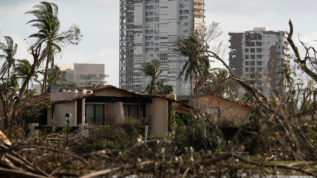 Edificios rodeados de escombros tras el paso del devastador huracán Otis, de categoría 5, en Acapulco, México, el viernes 27 de octubre de 2023. (AP Foto/Félix Márquez)