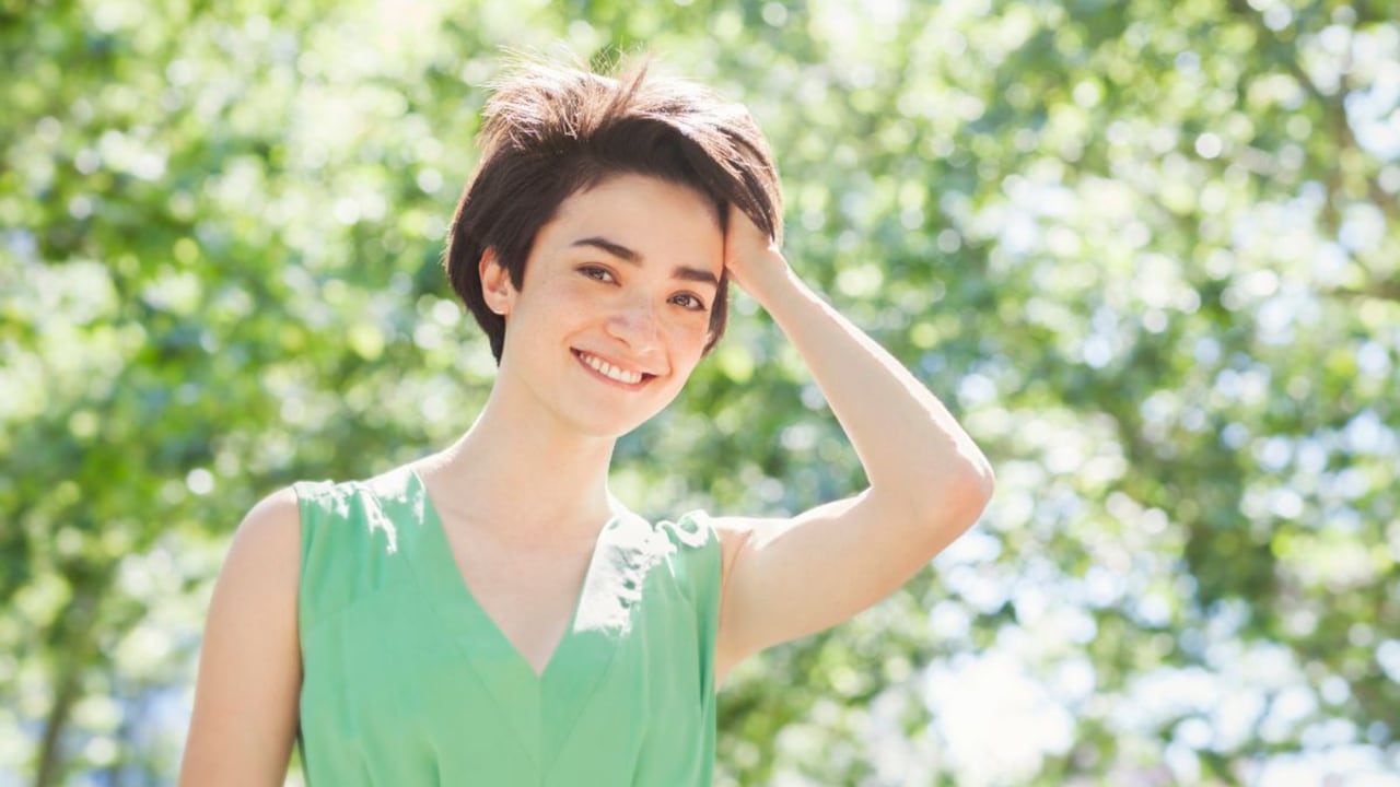 El aceite esencial que ayuda a cubrir las canas y a darle brillo al cabello