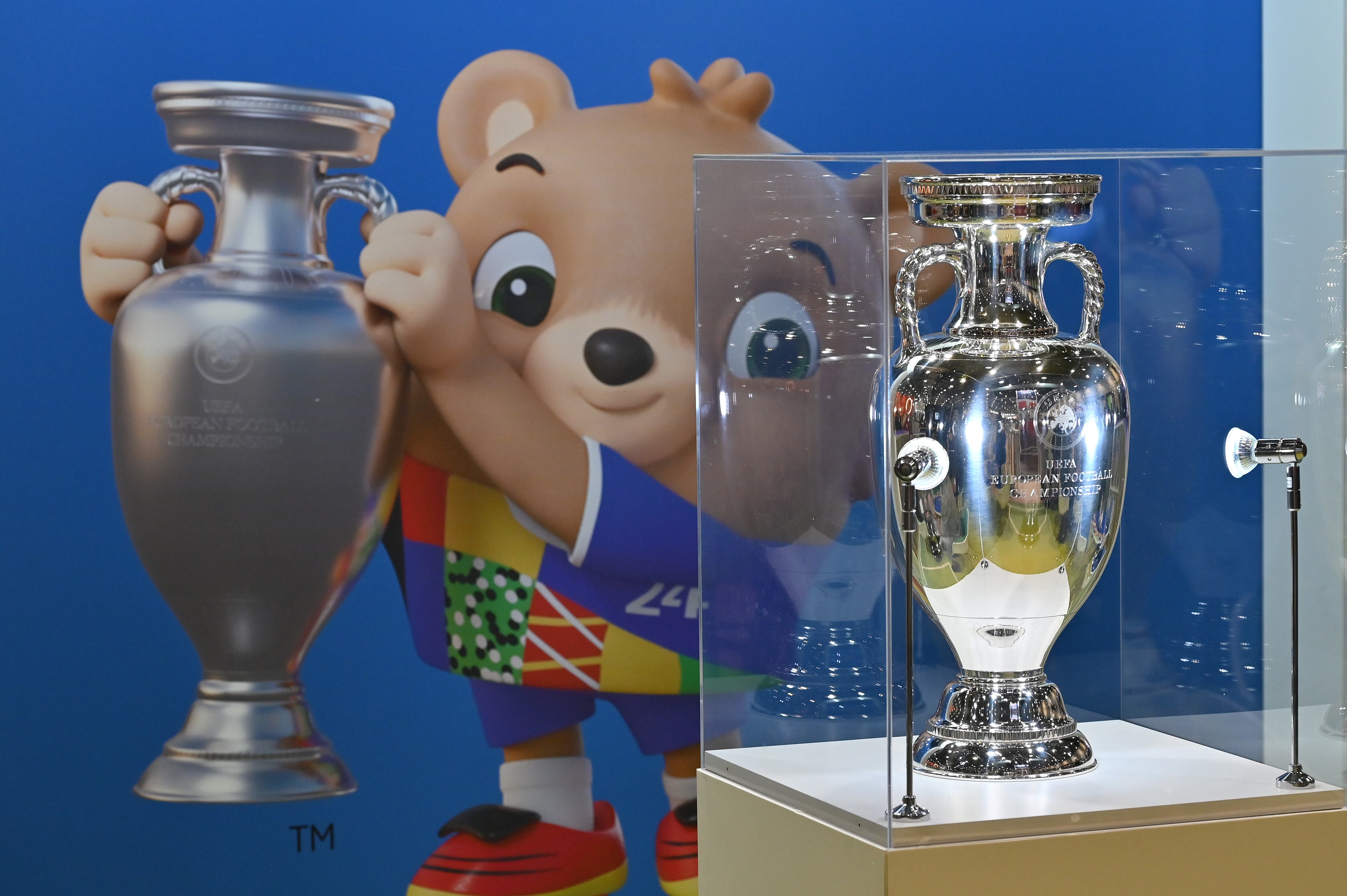 La mascota de la UEFA EURO 2024, Albärt, se exhibe con el trofeo del Campeonato Europeo de Fútbol durante la Brand Licensing Europe en ExCel el 4 de octubre de 2023 en Londres, Inglaterra.  (Foto de John Keeble/Getty Images)