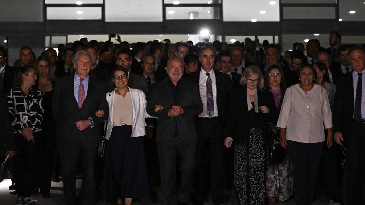 El presidente de Brasil, Luiz Inácio Lula da Silva, los gobernadores y los jueces de la Corte Suprema caminan desde el Palacio de Planalto hasta el edificio de la Corte Suprema en Brasilia el 9 de enero de 2023, un día después de los desmanes a instituciones públicas.