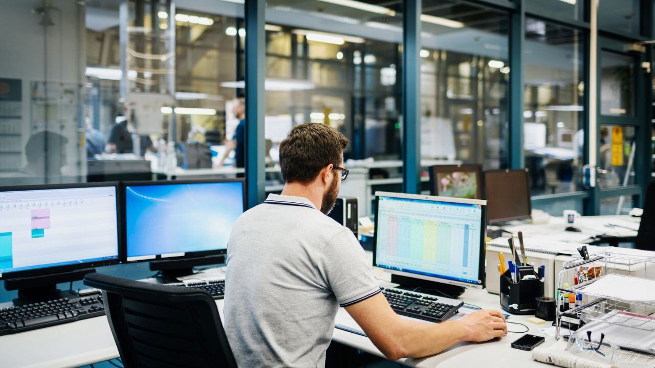 Ordenar el escritorio de trabajo.