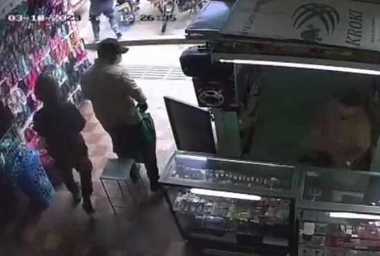 Los delincuentes se marcharon con el botín.