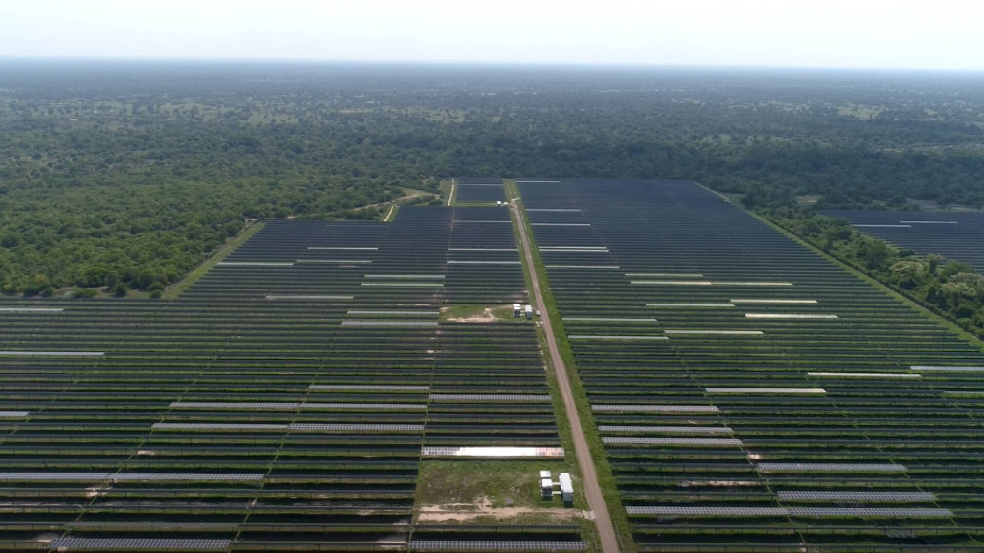 El proyecto tendrá una capacidad instalada de 486,7 MW y más de 820.600 paneles solares.