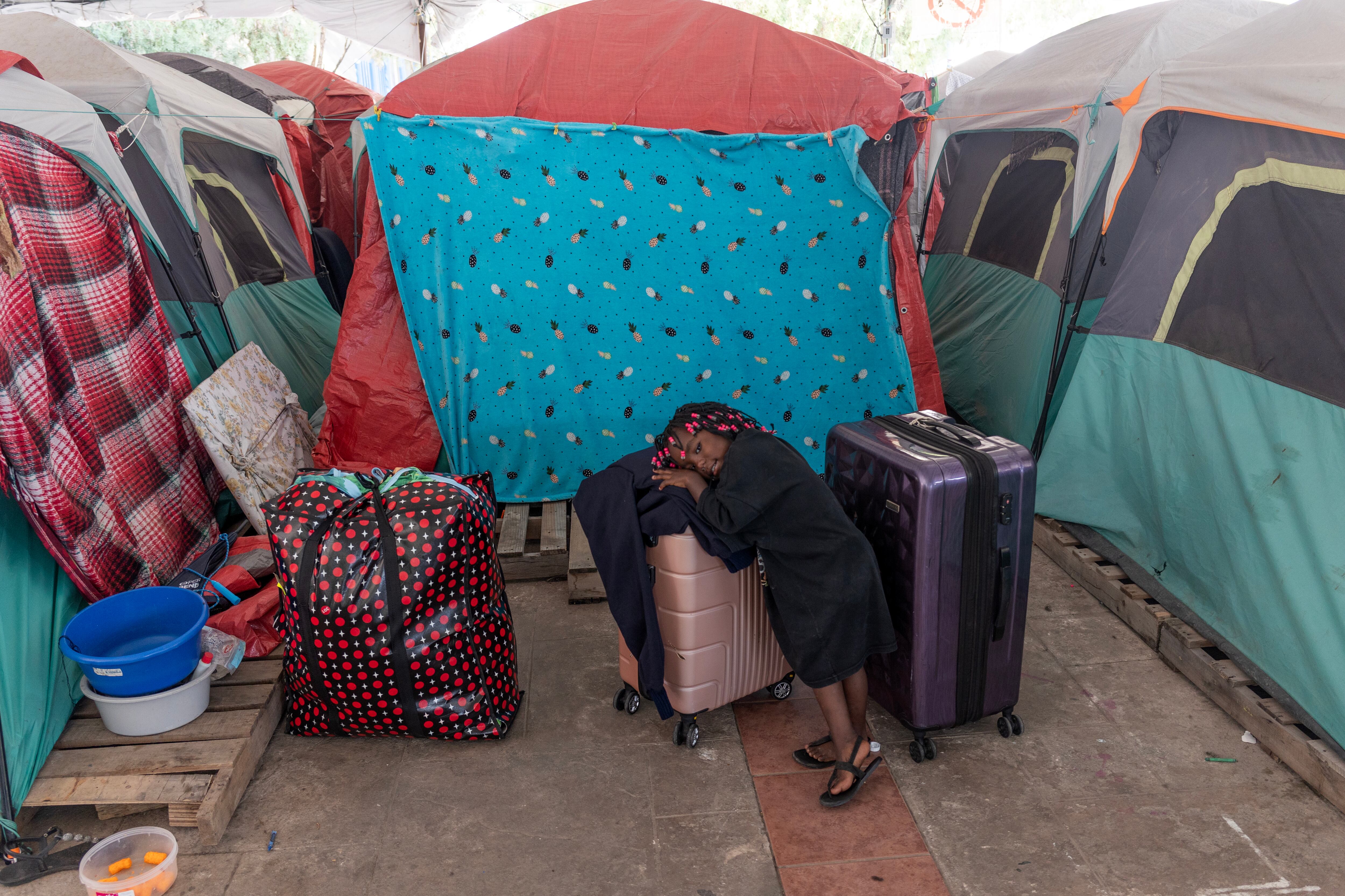 EE. UU. reemplaza permisos temporales por un sistema que facilita la salida forzada de migrantes.