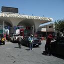 Los autos se alinean para cruzar a los EE. UU. en el Puente Internacional Paso del Norte - Santa Fe en Ciudad Juárez, estado de Chihuahua, México, el 12 de mayo de 2023. migrantes desesperados que llegan a su frontera sur cuando un alto funcionario expresó su confianza en que el sistema se mantendrá. Se esperaba que decenas de miles de personas intentaran cruzar a Estados Unidos en los próximos días después de que se levantaron las reglas de la era de la pandemia, con la esperanza de escapar de la pobreza y las bandas criminales que destrozan sus propios países en lo que las Naciones Unidas llamaron una "crisis de desplazamiento sin precedentes". . (Foto por HERIKA MARTÍNEZ / AFP)