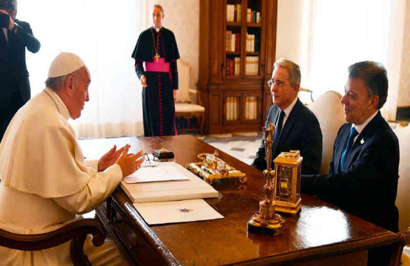 Ante la máxima instancia. El mismo día en que el papa Francisco recibiría en una audiencia al presidente Juan Manuel Santos, premio nobel de paz de 2016, el expresidente Álvaro Uribe llegó invitado a participar en la reunión. Algunos creyeron que los adversarios políticos más importantes de la historia de Colombia se reconciliarían. Sin embargo, las expectativas se desvanecieron tras los 50 minutos que duró el acercamiento. No hubo humo blanco. 