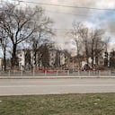 Al fondo, el teatro en Mariúpol destruido.