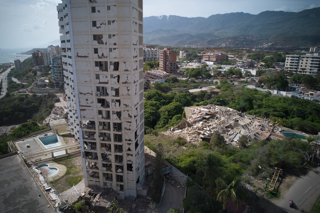 Edificios dañados permanecen en pie un día después de que los terremotos azotaran La Guaira.