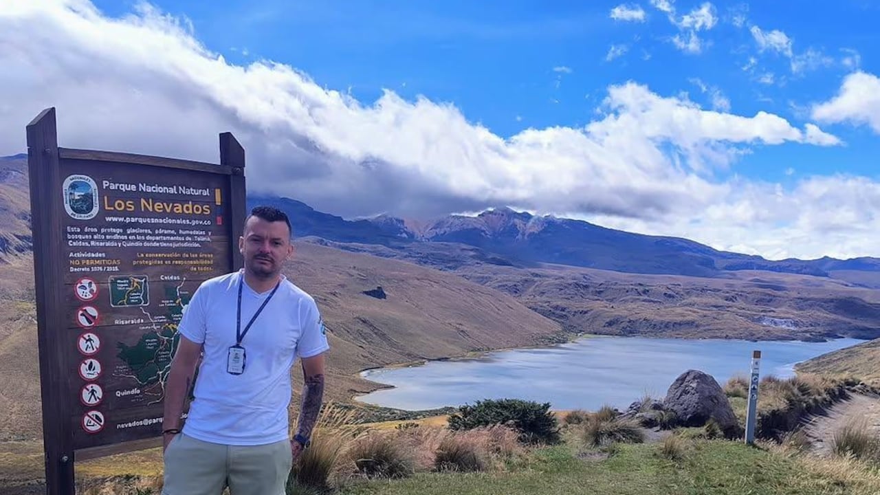 Cristian Hernán Arcila, guardaparques, durante su labor en el Parque Nacional Natural Los Nevados