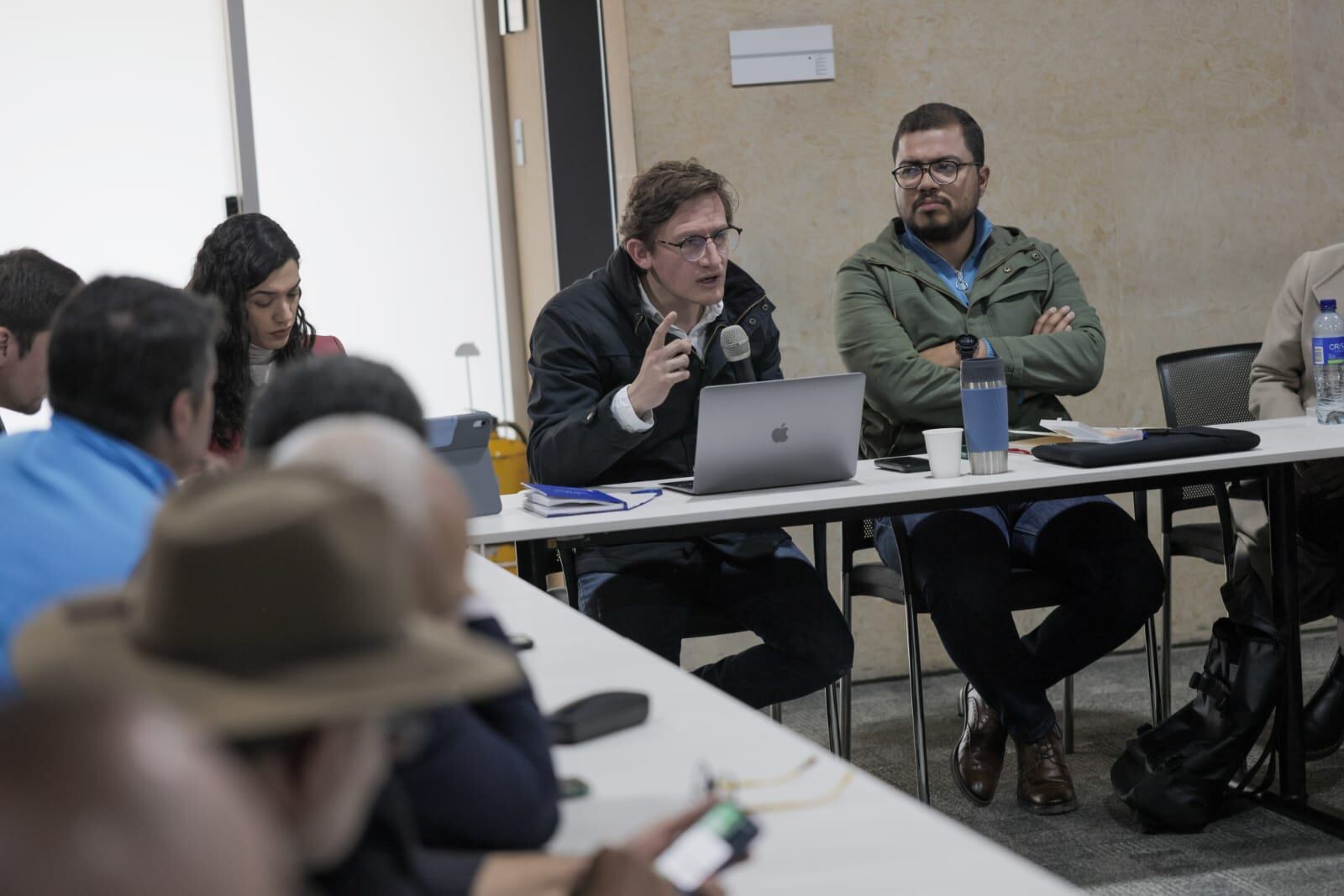 Reunión entre funcionarios del Distrito y líderes taxistas