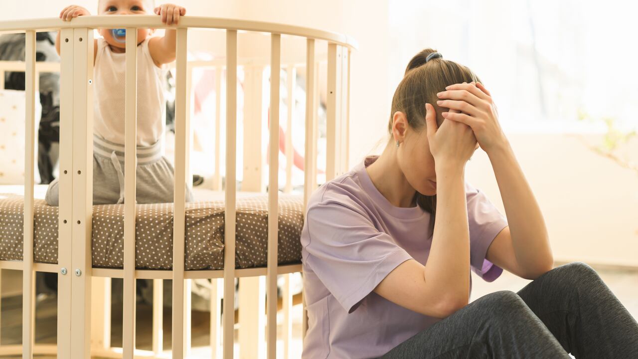 La madre está muy cansada, y el niño no quiere dormirse. Mamá está tratando de tomar una siesta. Las dificultades de la maternidad, la noche de insomnio