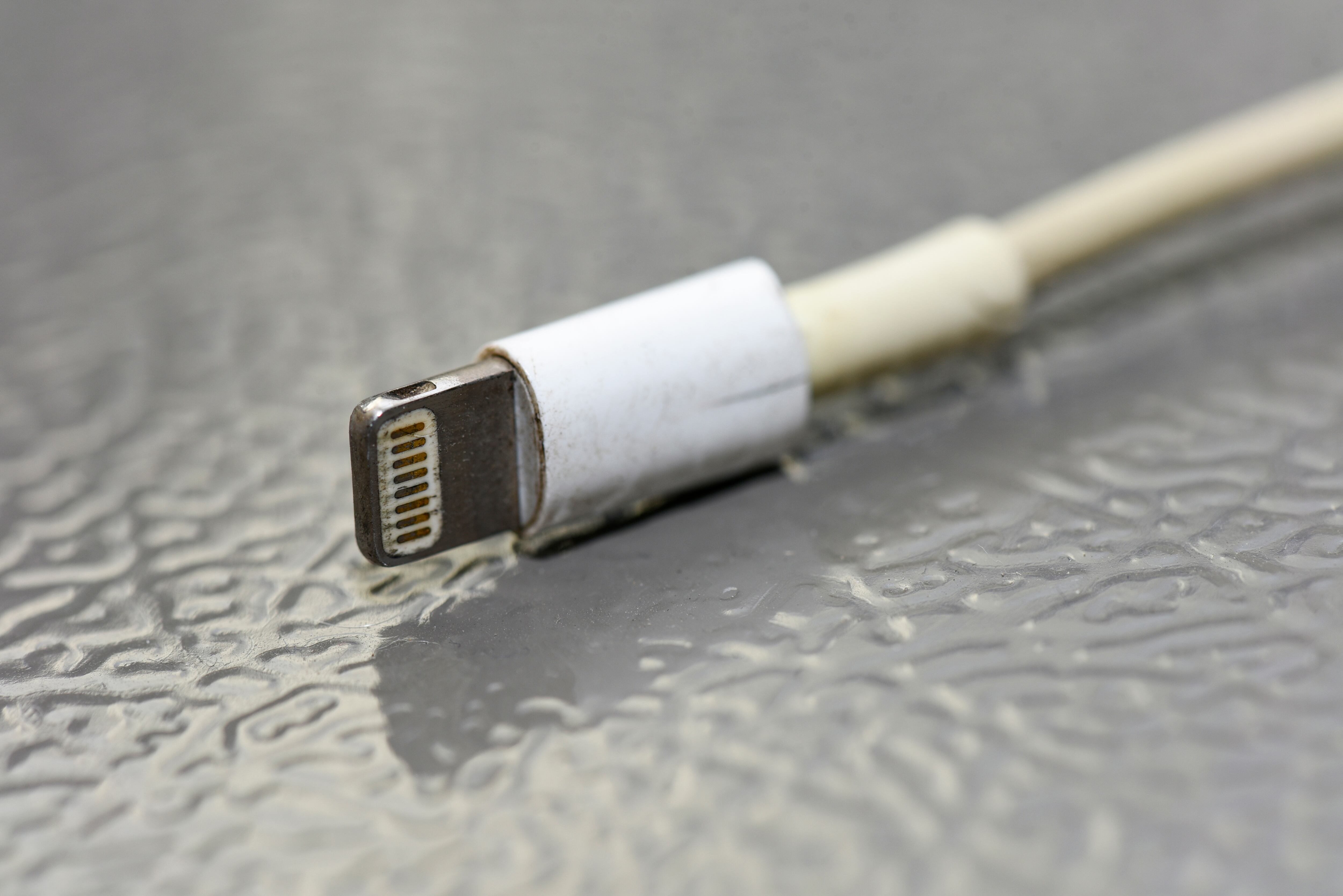 Un cable dañado deja expuestos los conductores internos, lo que puede provocar descargas eléctricas.