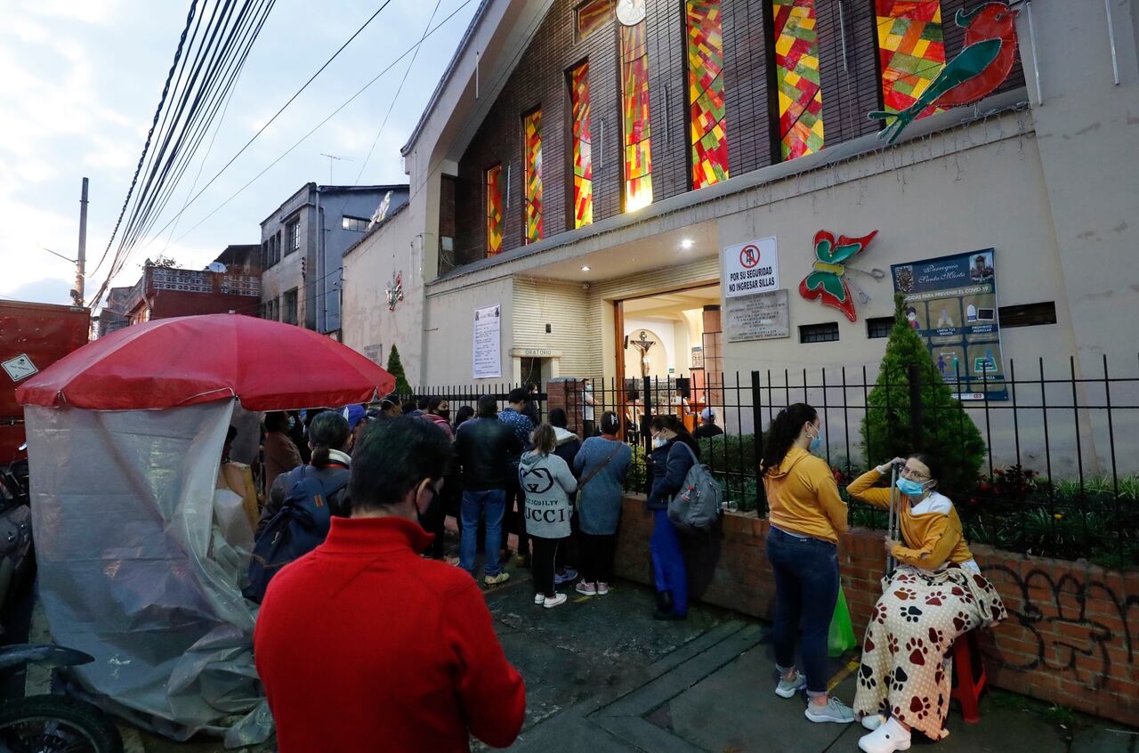 Pese al mal tiempo los fieles escuchan la misa desde afuera
Foto Guillermo Torres Reina / Semana
