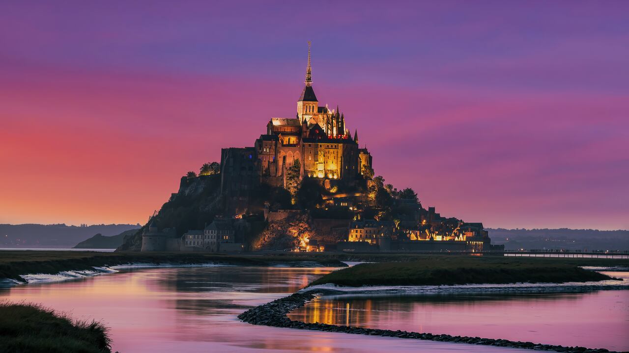 Un atardecer rosa en Mont Saint-Michel, Normandía, Francia.
