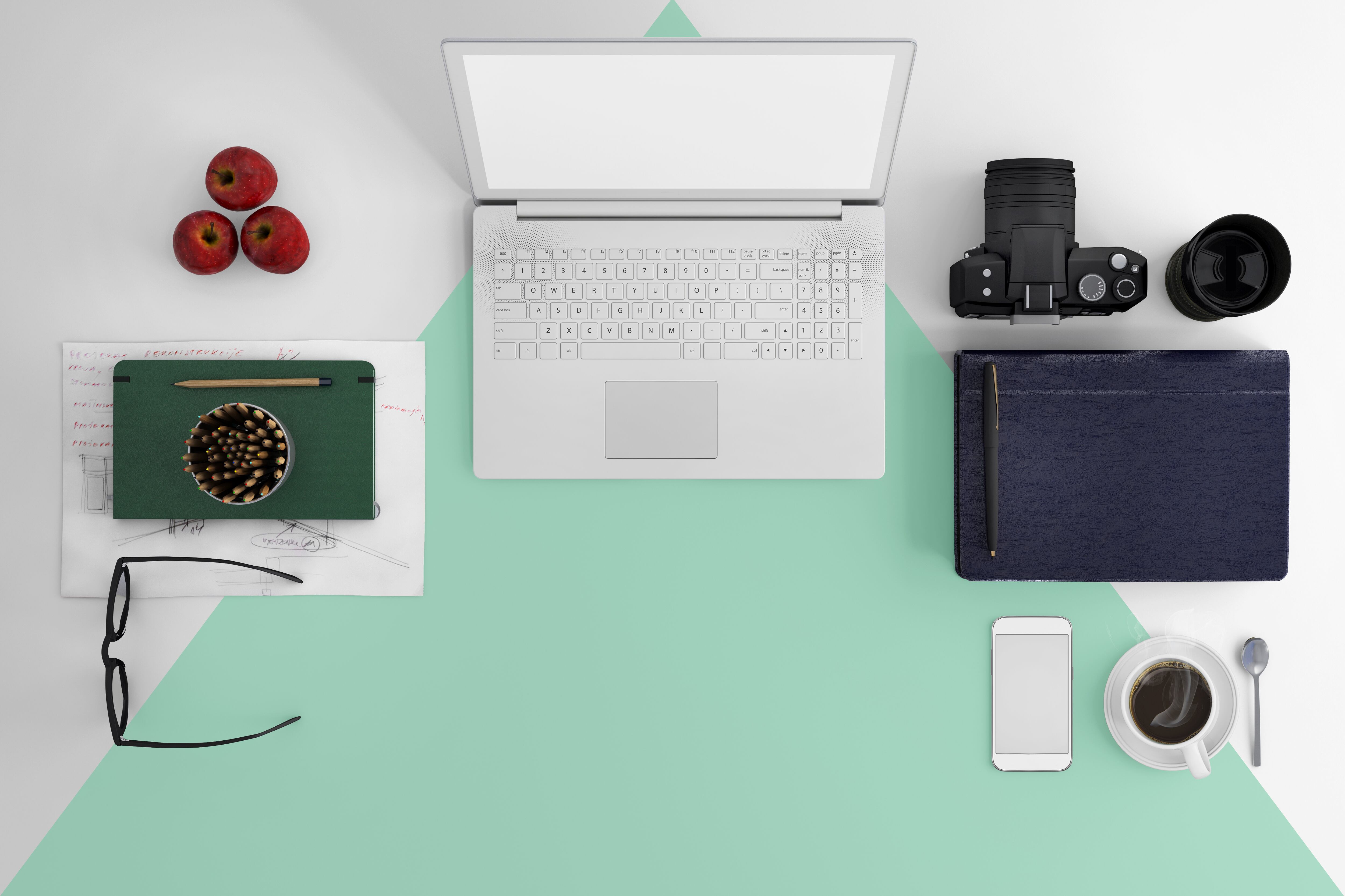 Fondo de plantilla de negocio de escritorio de oficina, espacio de copia en el monitor de computadora portátil en blanco, cámara, taza de café, bloc de notas, manzanas, espacio de copia plantilla de maqueta para diseñadores.