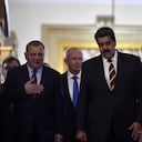 El presidente venezolano, Nicolás Maduro, junto al viceprimer ministro ruso, Yuri Borisov Caracas, el 16 de febrero de 2022. (Photo by Federico Parra / AFP)