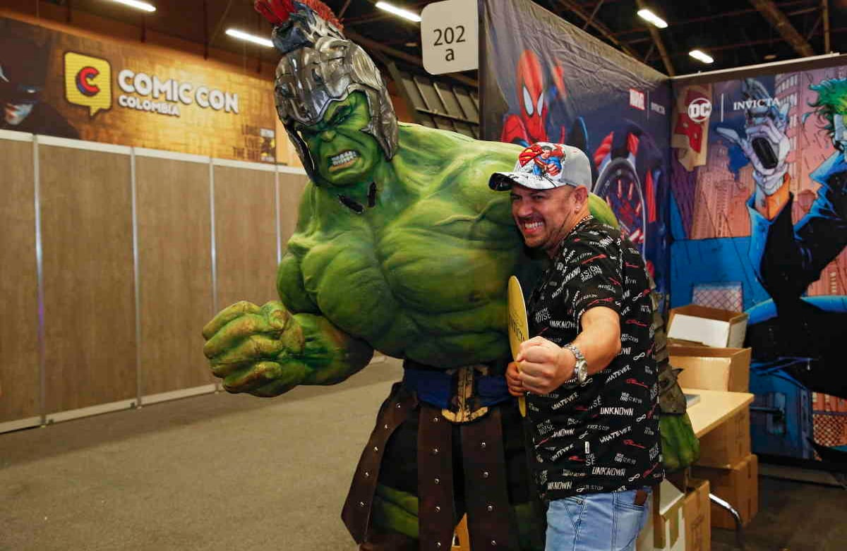 Los asistentes podrán tomarse fotos con las replicas en tamaño real de sus personajes favoritos en series. cómics, libros y películas.