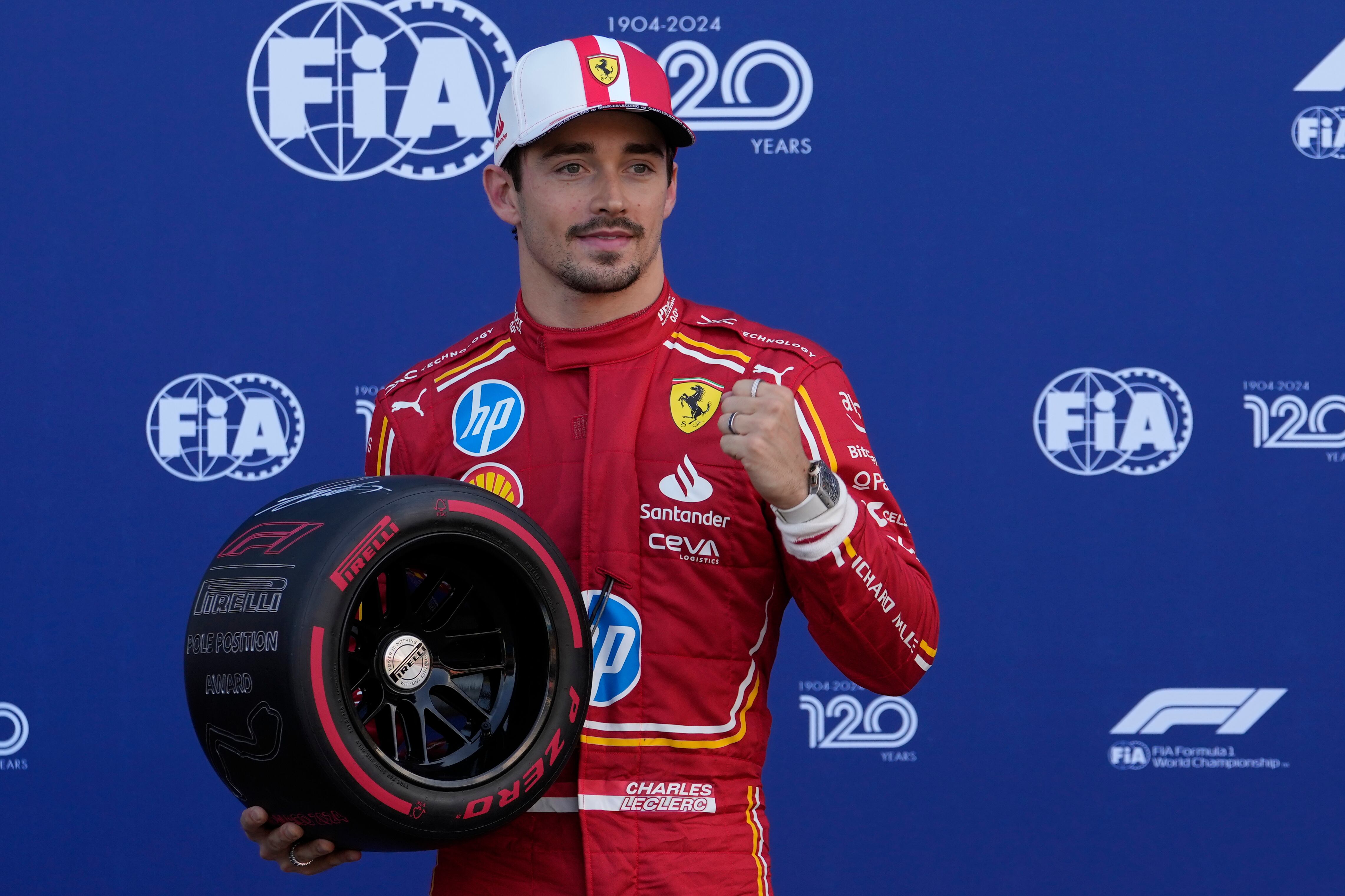 El piloto de Ferrari Charles Leclerc de Mónaco posa con el premio de la pole position después de la sesión de clasificación antes del Gran Premio de Mónaco de Fórmula Uno en el autódromo de Mónaco, en Mónaco, el sábado 25 de mayo de 2024. (Foto AP/Luca Bruno)
